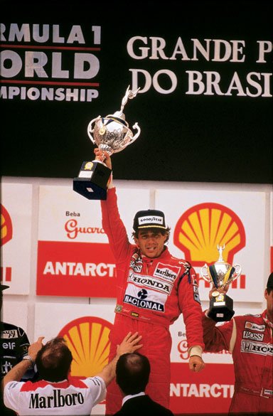 Ayrton Senna comemora a conquista do campeonato e vitória do GP Brasil de Fórmula 1 em 1991. 24/03/1991 (Fonte: Antonio Milena/VEJA)
