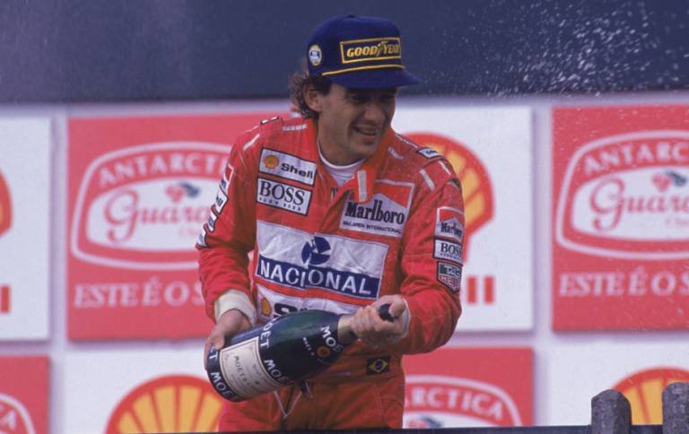 Ayrton Senna comemora o bicampeonato pela equipe McLaren no pódio do GP Brasil de Fórmula 1 em 1993. 29/03/1993 (Fonte: Marcos Rosa/VEJA)