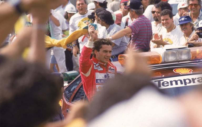 Ayrton Senna logo após conquistar o bi-campeonato pela equipe McLaren no GP Brasil de Fórmula 1 em 1993 (Fonte: Marcos de Bari/VEJA)