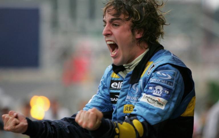 O espanhol Fernando Alonso comemora a conquista do campeonato após chegar em terceiro lugar no GP Brasil de Fórmula 1. 25/09/2005 (Fonte: Clive Rose/Getty Images/VEJA)
