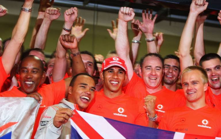 Lewis Hamilton (centro), piloto da McLaren Mercedes, comemora com a familiares e equipe a conquista do campeonato de Fórmula 1 após o GP do Brasil, em Interlagos. 02/11/2008 (Fonte: Mark Thompson/Getty Images/VEJA)