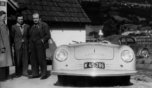 Erwin Komenda, Ferry e Ferdinand Porsche ao lado de um modelo 356. Fonte: Flatout