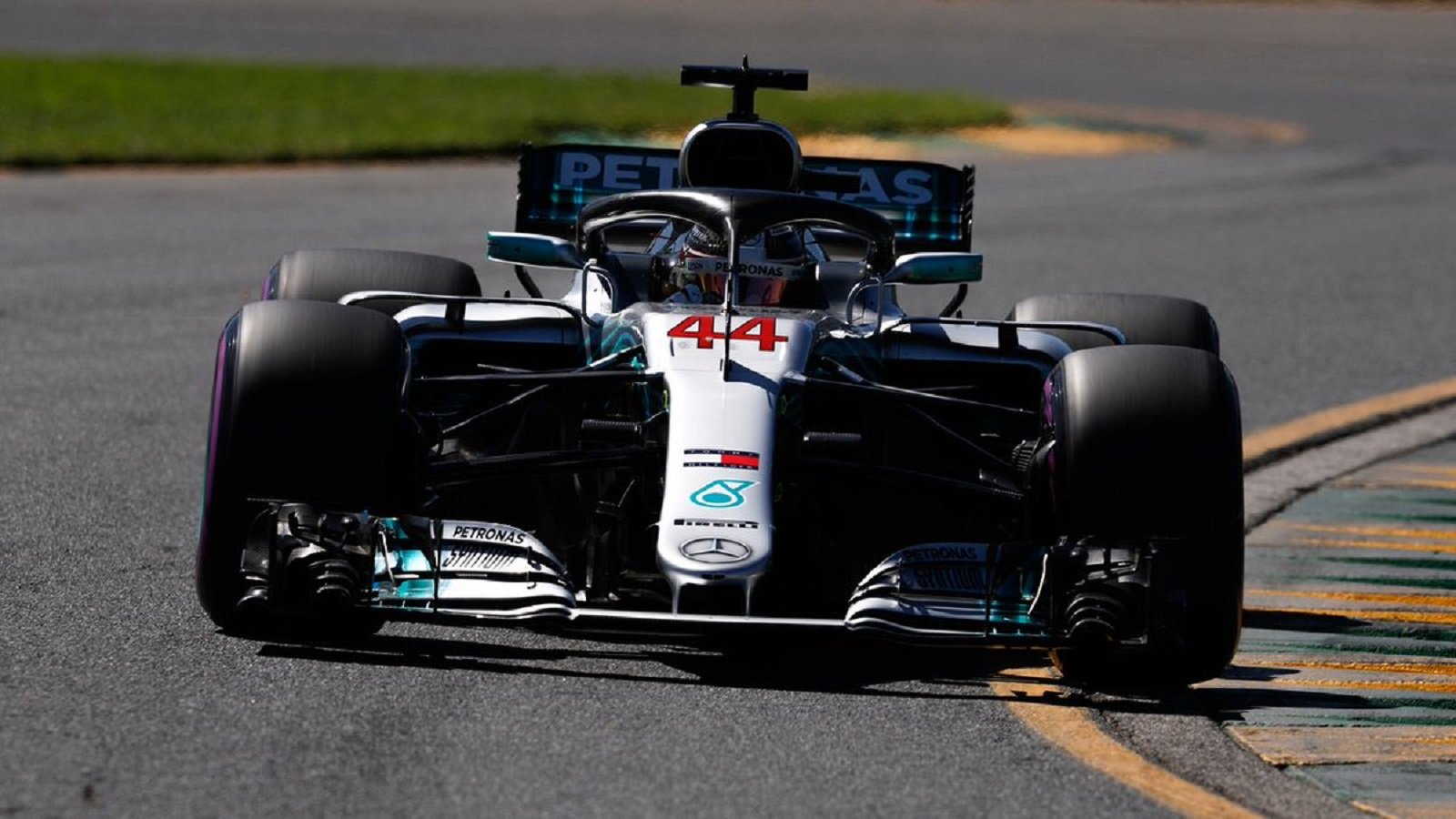 Foto de Hamilton se mantém na ponta na segunda sessão na Austrália e Haas surpreende de forma positiva
