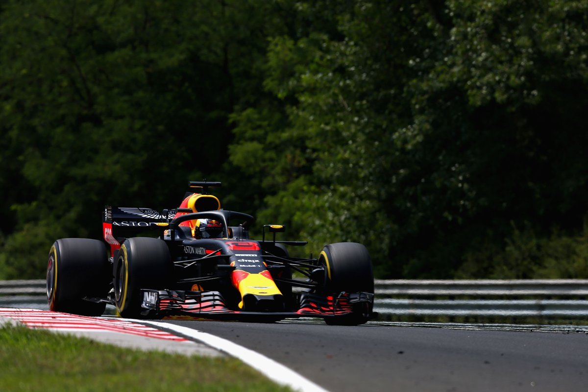 Foto de TL1 Hungria – Daniel Ricciardo pressiona colocando Red Bull na frente, mas Ferrari e Mercedes estão próximas