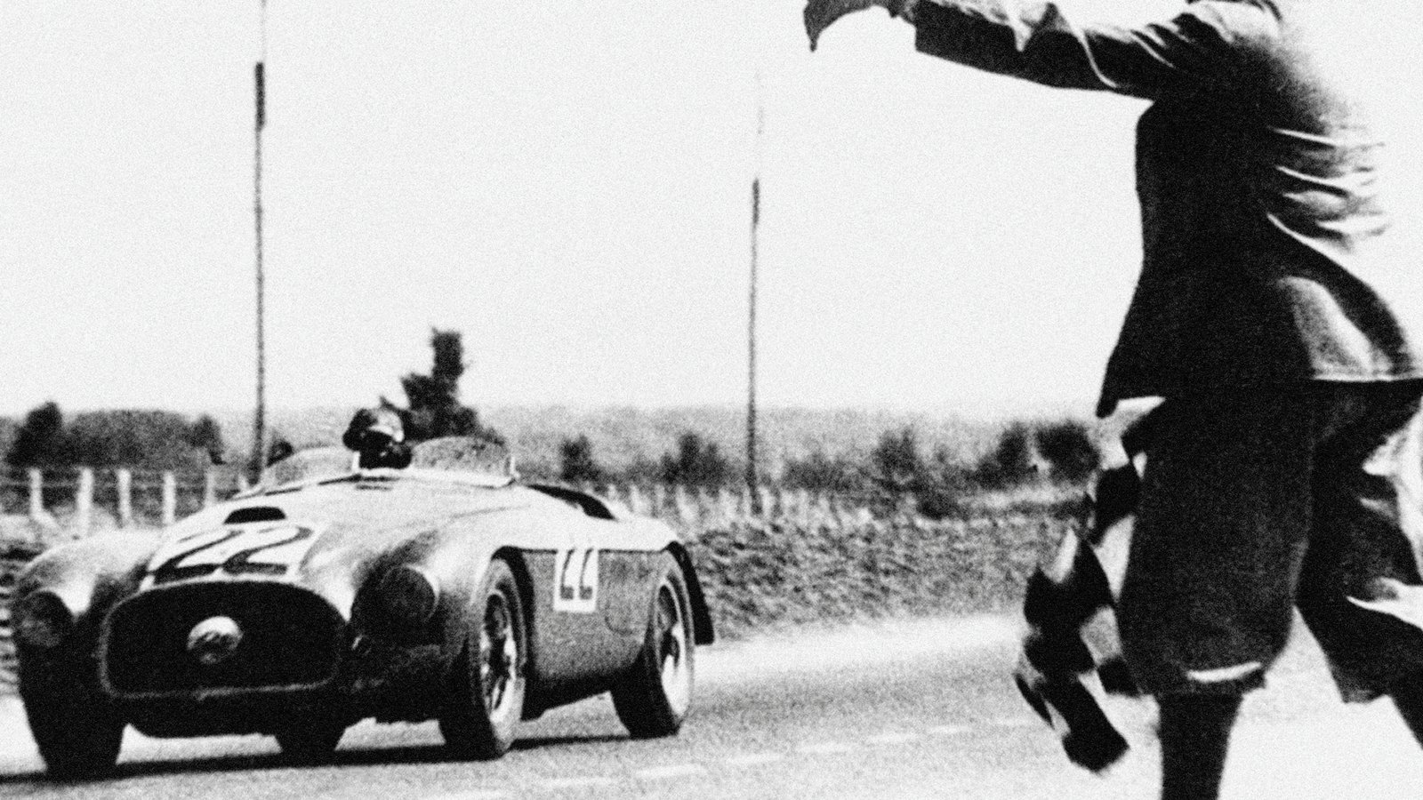 Foto de Luigi Chinetti, o primeiro homem a vencer com uma Ferrari, correndo literalmente às 24 Horas de Le Mans