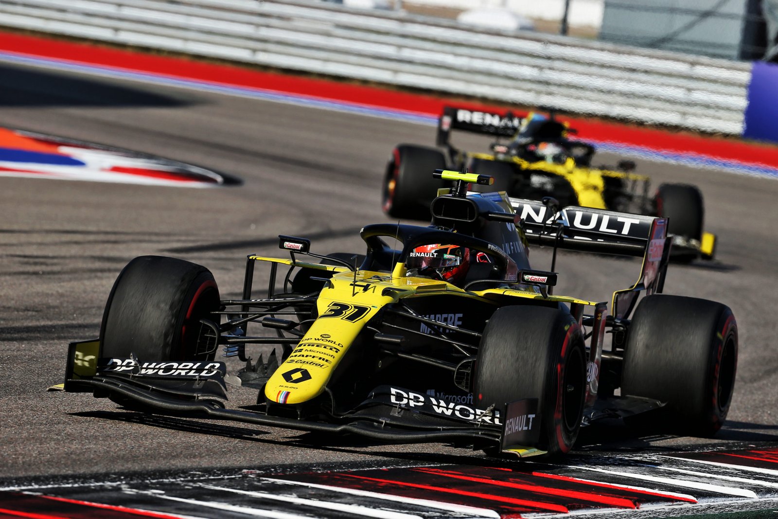 Esteban Ocon e Daniel Ricciardo se enfrentam em GP da Rússia. Australiano foi punido pela ultrapassagem realizada no companheiro de equipe - Foto: Renault F1 Sports