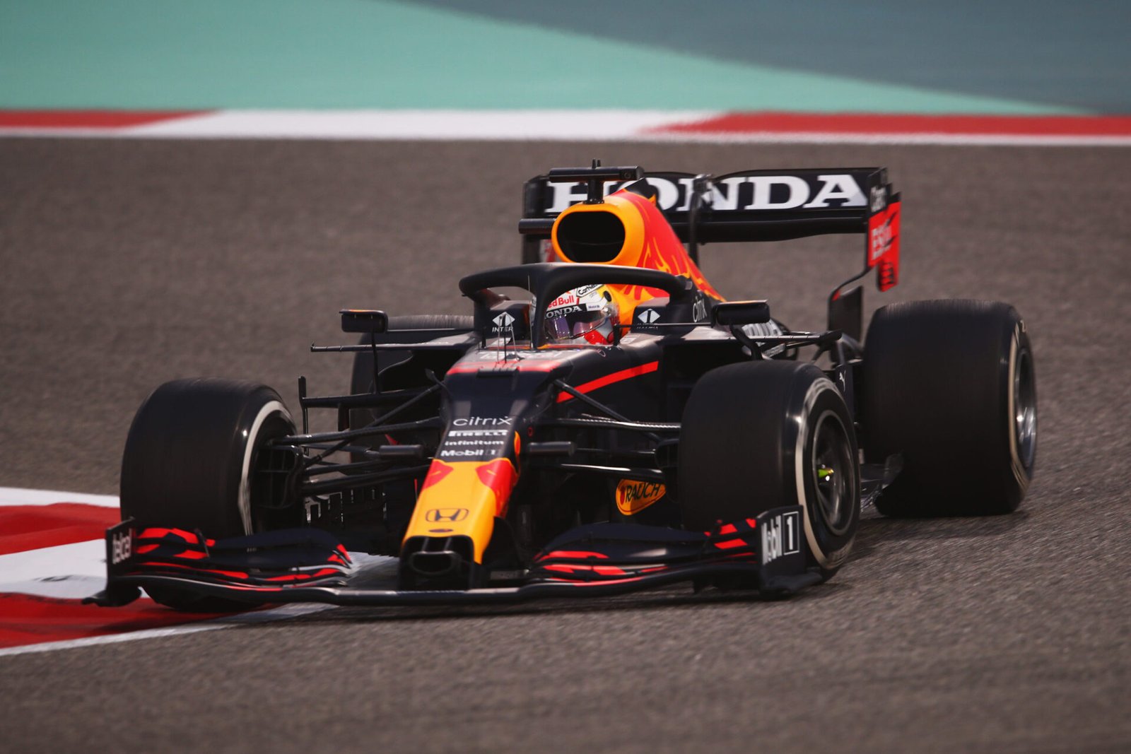 Foto de TL1 Bahrein – Início acirrado entre Mercedes e Red Bull, com Verstappen fechando na liderança