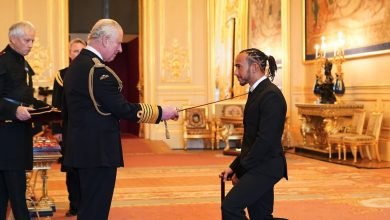 Foto de Lewis Hamilton é condecorado com o título de cavaleiro