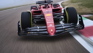 Foto de Ferrari coloca o F1-75 na pista para completar as primeiras voltas em Maranello